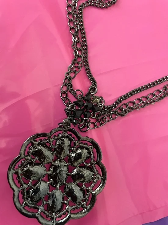 Anna Sui necklace w triple strand chain & an ornate pendant w rhinestones - Picture 6 of 8